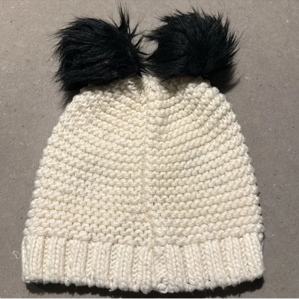 GAP absolutely adorable knit panda hat! Minimally used, fully cleaned! Size S/M